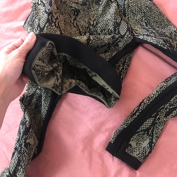 Athletic Green Black Long Sleeve Fitted Crew Neck Crop Top - Picture 10 of 12